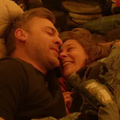 Para zakochanych w śpiworach, czułe spojrzenia i uśmiechy. Ten moment przypomina scenę z filmu "Zapach miłości".