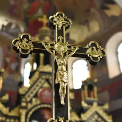 Złoty krucyfiks w kościele, symbol wiary i nadziei, przypomina o nabożeństwie 9 pierwszych piątków miesiąca.