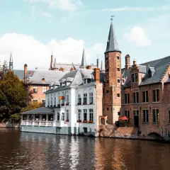 Bruggia, miasto kanałów, gdzie budynki odbijają się w wodzie. Czy Belgia ma dostęp do morza? Tak, przez port w Ostendzie.