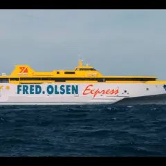 Prom Fred. Olsen Express płynie po oceanie, łącząc Teneryfę z Gran Canarią.
