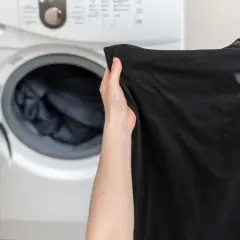 ¡Qué frustración! Mi lavadora mancha la ropa de negro, dejando estas marcas grises en mi camiseta favorita.