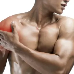 Uomo con dolore alla spalla, evidenziato in rosso. Scopri i rimedi naturali per la tendinite al braccio.