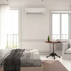 Habitación luminosa con cama, armario y aire acondicionado, ideal para llevar aire acondicionado a otra habitación y disfrutar de confort.