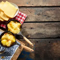 Raclette : pommes de terre et fromage fondu, des idées pour remplacer la charcuterie.