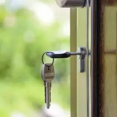 Une clé dans une serrure, symbolisant l'espoir. Le préfet peut-il annuler une expulsion ?