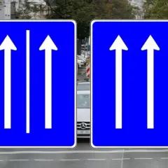 Verkehrsschilder zeigen drei Fahrspuren geradeaus. Rechts endet die rechte Spur, die man nicht mehr befahren darf.