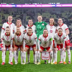 Reprezentacja Polski w piłce nożnej kobiet przed meczem z **Polska Słowenia**. Drużyna w białych strojach z orzełkiem na piersi.