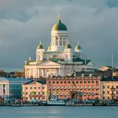 Katedra w Helsinkach, jeden z głównych punktów, które warto zobaczyć w stolicy Finlandii, góruje nad portem.