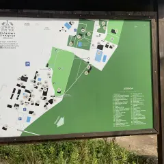 Mapa Ziołowego Zakątka Koryciny. Poznaj atrakcje tego miejsca, od chat po ogrody i miejsca wypoczynku.