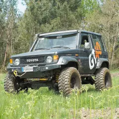 Toyota Land Cruiser preparado para off road, con snorkel y luces LED. Este Nissan Terrano 2 listo para la aventura se ve imponente.