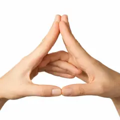 Manos formando un triángulo, un gesto de mudras de protección para invocar seguridad y equilibrio.
