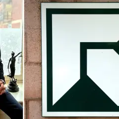 Man i kostym vid fönster med justitiastatyett. Bredvid, en skylt med grön och vit symbol. Kamp mot nekad sjukpenning vid utmattningssyndrom.