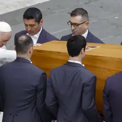 Papież Franciszek pochyla się nad trumną podczas uroczystości, która może być związana z beatyfikacją.
