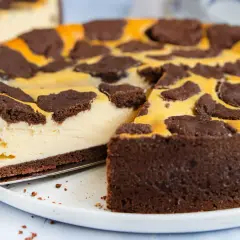 Ein köstlicher Zupfkuchen mit Schokoladenstreuseln und cremiger Füllung, bereit zum Servieren. Dieses Zupfkuchen Rezept ist ein Genuss!