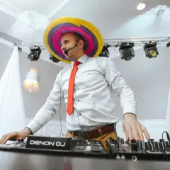 Ile kosztuje DJ na osiemnastkę? Ceny, pakiety i jak oszczędzić