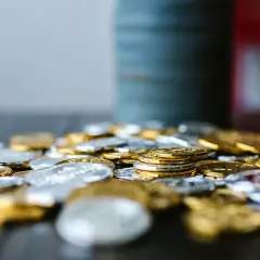 Stos monet bulionowych, złotych i srebrnych. Zastanawiasz się, gdzie sprzedać monety bulionowe?