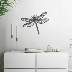 Un moderno cuadro de libélula adorna la pared blanca, sobre un mueble blanco con plantas y velas.