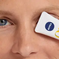 Krem pod oczy Nivea Q10 Anti-Wrinkle Power, który pomaga zredukować kurze łapki.