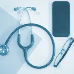 Stetoskop, okulary i smartfon. Jak obliczyć dochód do składki zdrowotnej?