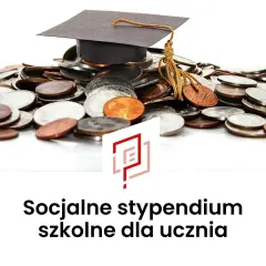 Stos monet i biret symbolizują stypendium szkolne. To szansa na wsparcie edukacji ucznia.