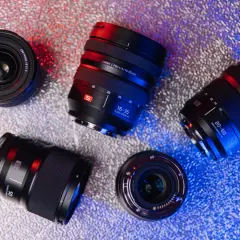 Zestaw obiektywów fotograficznych, w tym zmiennoogniskowy zoom 16-35mm i 20-60mm, gotowy do pracy.