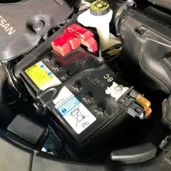 Akumulator Nissan z oznaczeniem "FOR STOP & START" i symbolem Pb. Może to być związane z kaucją za akumulator przy zakupie nowego.
