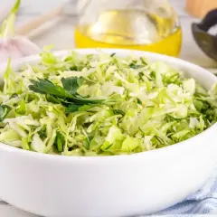 Sałatka z kapusty z czosnkiem i ziołami, idealna jako dodatek do obiadu. Cząber do czego? Do takich właśnie świeżych, chrupiących sałatek!