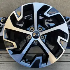 Felgi do Kia Sportage, idealne do wyboru rozmiaru opon. Nowoczesny design w czarno-srebrnym kolorze.