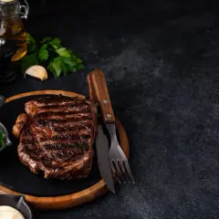 Un savoureux steak black angus grillé, servi avec des herbes fraîches et une sauce crémeuse. Un délice pour les amateurs de viande.