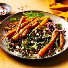 Bunte Karotten mit Linsen, Feta und Kräutern – ein Fest für die Augen und ein Beweis für leckere vegetarische Gerichte.