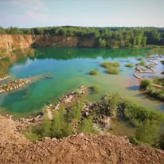 Turkusowa woda, klify i drewniane pomosty tworzą polskie Malediwy. Sprawdź cennik i zaplanuj wakacje!