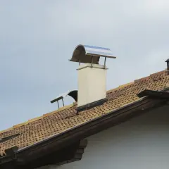 Nowy komin na dachu starego domu. Sprawdź, jaki remont komina w starym domu cena.