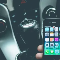 Maintenant, je navigue sur mon téléphone au volant. La boîte de vitesses est juste à côté de mon iPhone.