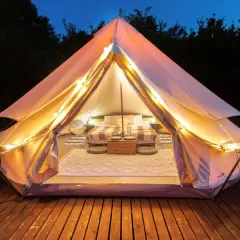 Mysig glampingtält med säng och belysning, redo för en vistelse på nynäshamn camping.