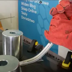 Rękawice ochronne trzymają narzędzie do aplikacji kleju metakrylowego lub epoksydowego.