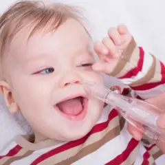 Katar u niemowlaka: Skuteczne metody i kiedy do lekarza?