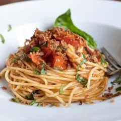 Ile kalorii ma makaron z sosem pomidorowym? Sprawdź, jak kontrolować dietę!