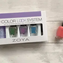 Zoya Color Lock System-kit med tre små flaskor och en separat korallfärgad Zoya nagellacksflaska.