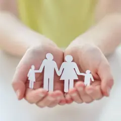 Mains tenant une famille en papier, symbole d'espoir pour une lettre demande agrément adoption.