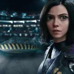 Alita Battle Angel 2: Alita w zbroi, z wielkimi oczami, stoi na arenie, gotowa do walki.