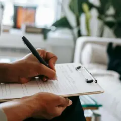 Terapia pomaga zrozumieć, jak zdobyć kobietę po przejściach. Terapeuta notuje postępy pacjenta.