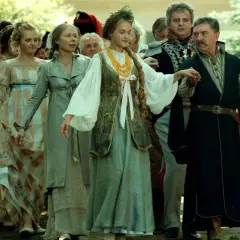 Scena z filmu, ludzie w strojach z epoki, jakby z czasów, kiedy napisano Pana Tadeusza.
