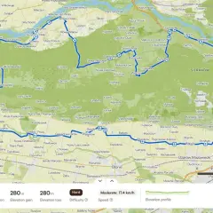 Mapa z zaznaczonymi trasami rowerowymi w okolicach Warszawy, prowadzącymi przez Puszczę Kampinoską i tereny nad Wisłą.