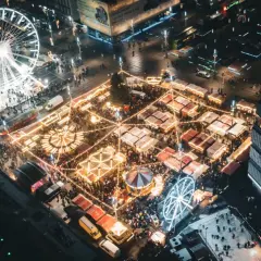 Nocny jarmark bożonarodzeniowy Katowice: rozświetlone stoiska, karuzela, diabelski młyn i lodowisko tworzą magiczną atmosferę.