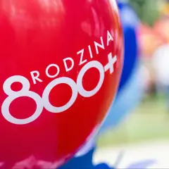 Czerwony balon z białym napisem "RODZINA 800+".