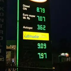 Cena oleju napędowego Ultimate Diesel 9.09, a zwykłego 8.79. Obok ceny autogazu i benzyny.
