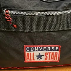 Czarny worek Converse z czerwonymi akcentami i naszywką "All Star". Idealny na treningi i codzienne wyzwania.