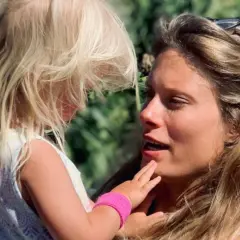 Julia Pietrucha z dzieckiem, blondynka dotyka jej twarzy.