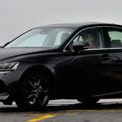 Czarny Lexus IS z kierowcą w okularach. Poznaj lexus is dane techniczne tego eleganckiego sedana.