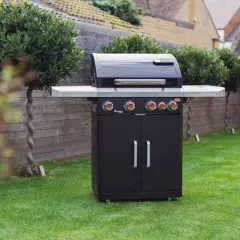 Svart gasolgrill i trädgården, redo för sommarens grillfester. Kanske en av modellerna som testas i Aftonbladet?